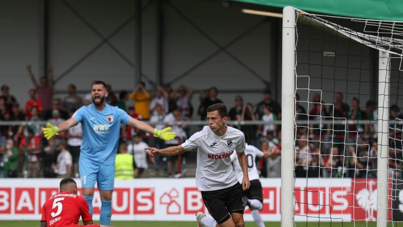 Verls Ron Schallenberg (r.) feiert seinen Treffer zum 2:0 gegen Marek Suchy (l.) und Torwart Tomas Koubek aus Augsburg. Foto: Friso Gentsch Verls Ron Schallenberg (r.) feiert seinen Treffer zum 2:0 gegen Marek Suchy (l.) und Torwart Tomas Koubek aus Augsburg. Foto: Friso Gentsch