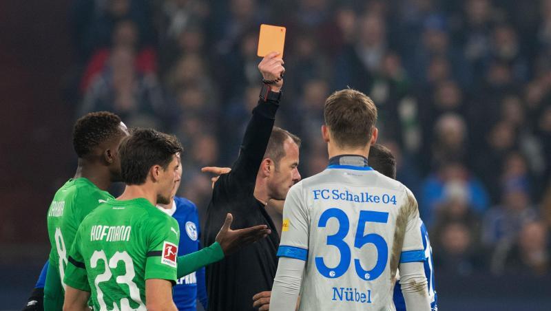 Schiedsrichter Marco Fritz zeigt Schalkes Torwart Alexander Nübel die rote Karte.