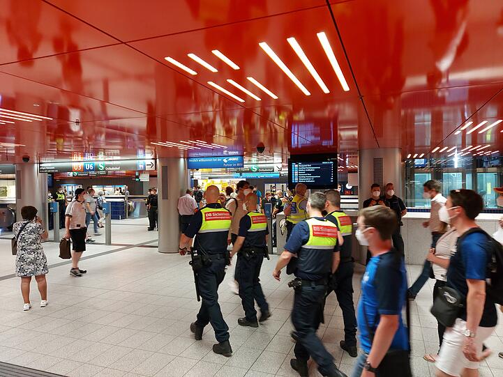 Endlich beleben wieder Fußballfans die City.