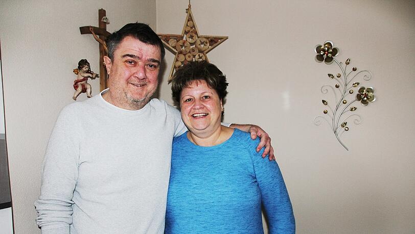 Ralf und Angela Mehrl ist das Lachen nicht vergangen. Doch das Ehepaar hat ein furchtbares Jahr hinter sich: Beide infizierten sich im Frühjahr mit dem Coronavirus, der 55-Jährige aus Roding lag acht Wochen im Koma und kämpft sich jetzt mühsam ins Leben zurück.