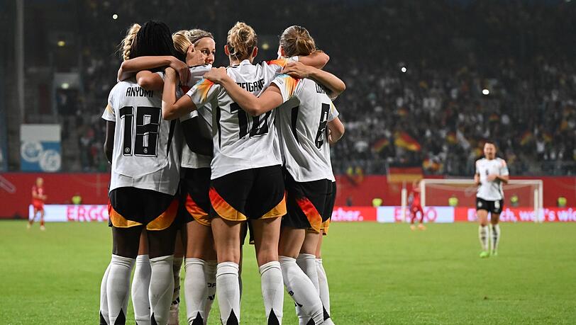 Deutschlands Spielerinnen jubeln über den Treffer zum 2:1.