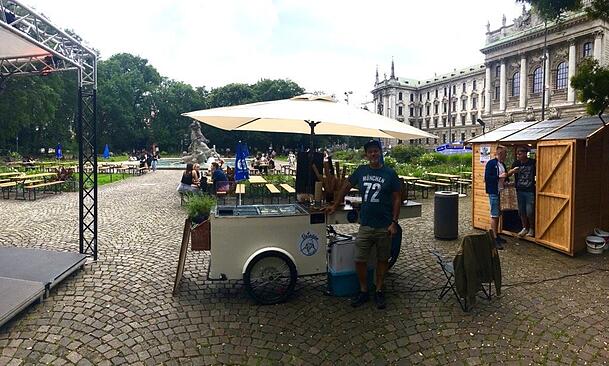 Werner Thalmeier (Patagon Helados) ist mit seinem Eis-Bike auch am Neptunbrunnen anzutreffen. Werner Thalmeier (Patagon Helados) ist mit seinem Eis-Bike auch am Neptunbrunnen anzutreffen.