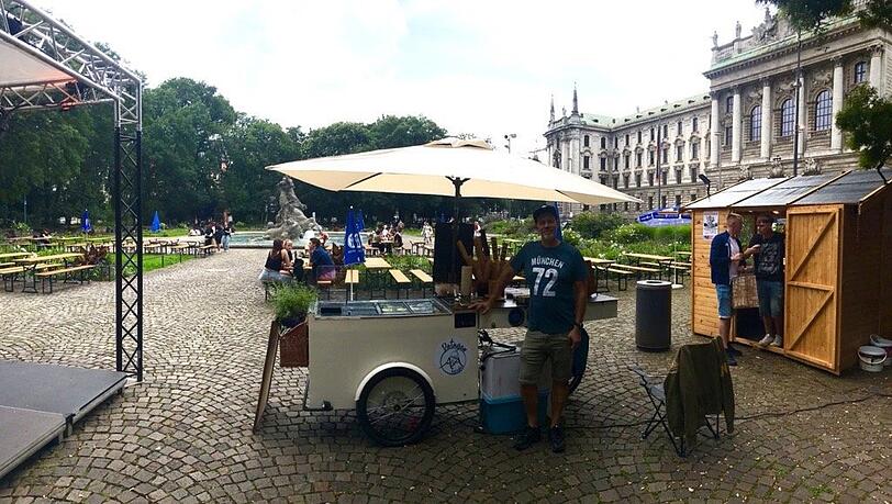 Werner Thalmeier (Patagon Helados) ist mit seinem Eis-Bike auch am Neptunbrunnen anzutreffen. Werner Thalmeier (Patagon Helados) ist mit seinem Eis-Bike auch am Neptunbrunnen anzutreffen.