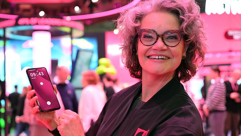 Die Telekom-Technikvorständin Claudia Nemat präsentiert das neue KI-Phone ihrer Firma.