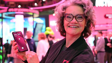 Die Telekom-Technikvorständin Claudia Nemat präsentiert das neue KI-Phone ihrer Firma.