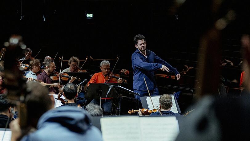 Lahav Shani bei der Probe für Mahlers Symphonie Nr. 6 mit den Münchner Philharmonikern und dem Israel Philharmonic Orchestra in der Isarphilharmonie.