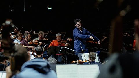 Lahav Shani bei der Probe für Mahlers Symphonie Nr. 6 mit den Münchner Philharmonikern und dem Israel Philharmonic Orchestra in der Isarphilharmonie.