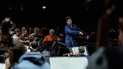 Lahav Shani bei der Probe für Mahlers Symphonie Nr. 6 mit den Münchner Philharmonikern und dem Israel Philharmonic Orchestra in der Isarphilharmonie.