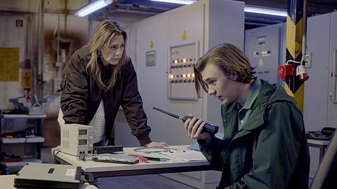 "Neuer Wind im Alten Land: Licht aus!": Beke (Felicitas Woll, l.) begleitet den Azubi Jona (Alessandro Schuster) bei dessen Aufgaben, als pl&ouml;tzlich Stromausfall herrscht.