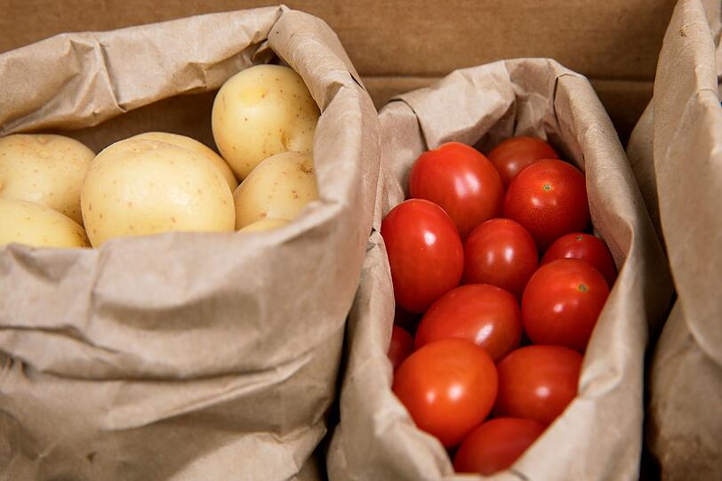 Neben der Gen-Tomate gab es im Rahmen von EU-Agrarversuchen auch Kreuzungen zwischen genetisch verwandten Sorten wie zum Beispiel Tomaten und Kartoffeln. Heraus kam die sogenannte Tomoffel. Diese Versuche hatten zum Ziel, den Ertrag weiter zu steigern. Allerdings leider bisher erfolglos: die gez&uuml;chteten Pflanzen erwiesen sich als zu schwach, um essbares Gem&uuml;se auszubilden.