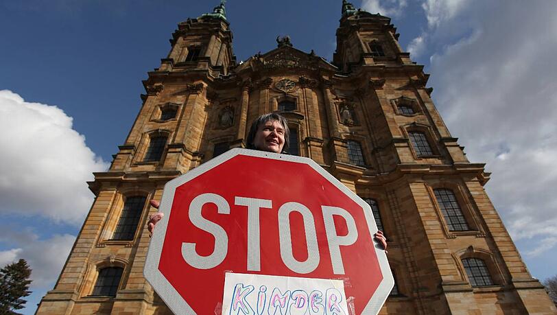 Die katholische Kirche hatte in den letzten Jahren mit vielen Krisen zu kämpfen. Hier ein Demonstrant mit einem "Stopp Kinderschänder"-Schild vor der Freisinger Bischofskonferenz. Die katholische Kirche hatte in den letzten Jahren mit vielen Krisen zu kämpfen. Hier ein Demonstrant mit einem "Stopp Kinderschänder"-Schild vor der Freisinger Bischofskonferenz.
