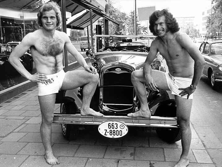 Fast nackt posierten Uli Hoeneß und Paul Breitner. Die Aufnahme stammt vom 05.06.1973, der FC Bayern war wenige Wochen zuvor Meister geworden. Nach der Vorführung von Bademoden eines Münchner Herrenausstatters bekamen Hoeneß und Breitner die elegantesten Modelle geschenkt.