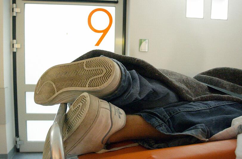 Nachdem die 13-Jährige ohnmächtig wurde, verständigten seine Freunde die Stiefschwester. Diese rief sofort den Notarzt. (Symbolbild)