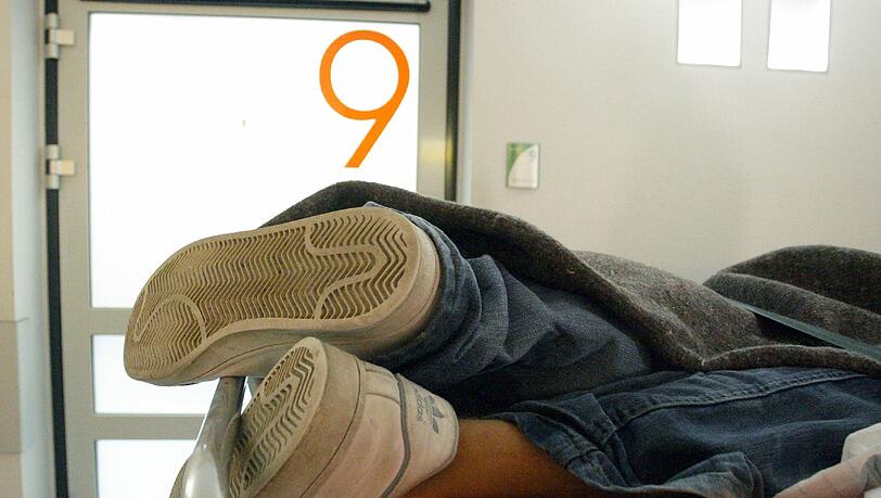 Nachdem die 13-Jährige ohnmächtig wurde, verständigten seine Freunde die Stiefschwester. Diese rief sofort den Notarzt. (Symbolbild) Nachdem die 13-Jährige ohnmächtig wurde, verständigten seine Freunde die Stiefschwester. Diese rief sofort den Notarzt. (Symbolbild)