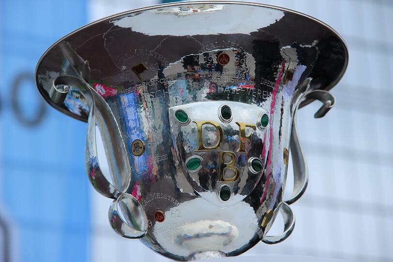 1964, vor genau 50 Jahren, feierten die Löwen den letzten Erfolg im DFB-Pokal. Damit sind sie auch der letzte Titelträger, der den Alterwürdigen Tschammerpokal entgegennehmen dürfte. Ein Jahr später wurde erstmals der heute bekannte Wanderpokal verliehen.