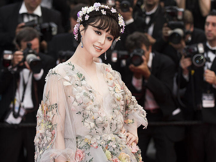 Fan Bingbing (33) ist laut Forbes-Liste eine der beliebtesten Chinesinnen der vergangenen Jahre. Ihr Style auf dem roten Teppich ist fantasievoll, abseits der großen Modetrends: Blüten im Haar runden den zarten, blumenbesetzten Look ab.