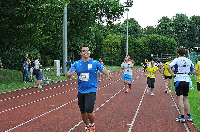 Der Sommernachtslauf im Olympiapark konnte mit 1.900 Teilnehmern einen neuen Rekord verbuchen. Klicken Sie sich durch die Bilderstrecke.