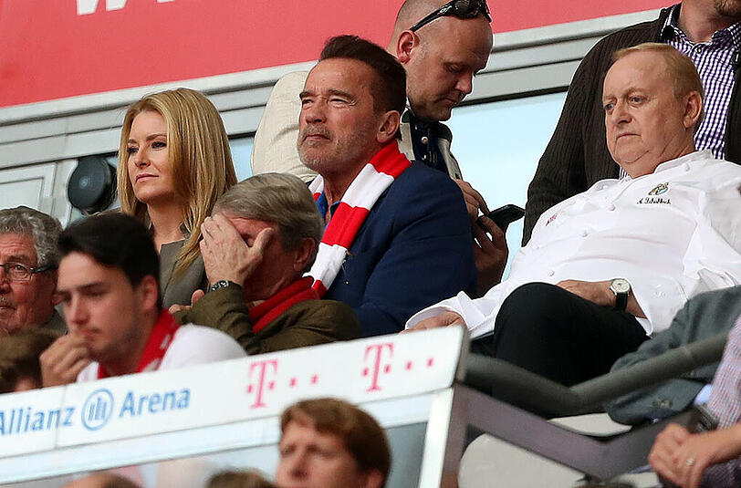 Arnold Schwarzenegger und Freundin Heather Milligan beim Spiel des FC Bayern gegen den FC Köln. Die Bilder.