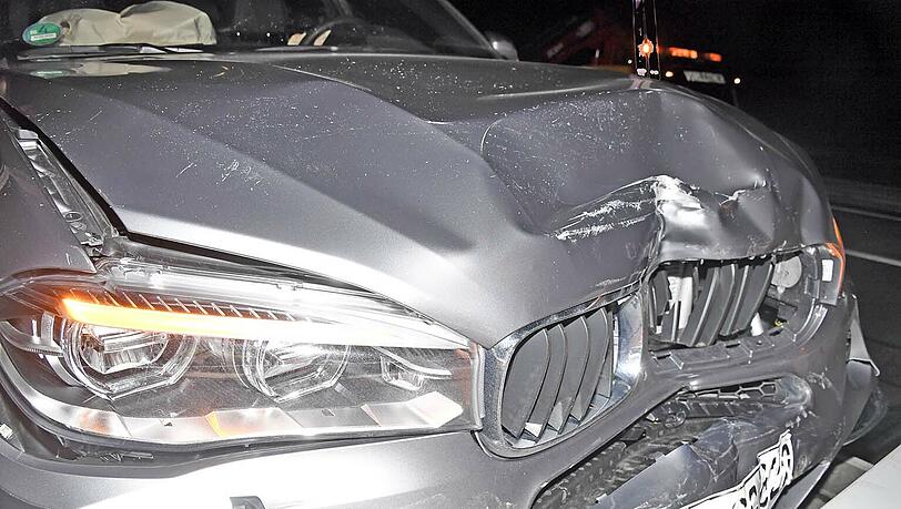 Ein Mercedes wurde bei einem Unfall auf der A8 schwer beschädigt. Die Bilder. Ein Mercedes wurde bei einem Unfall auf der A8 schwer beschädigt. Die Bilder.