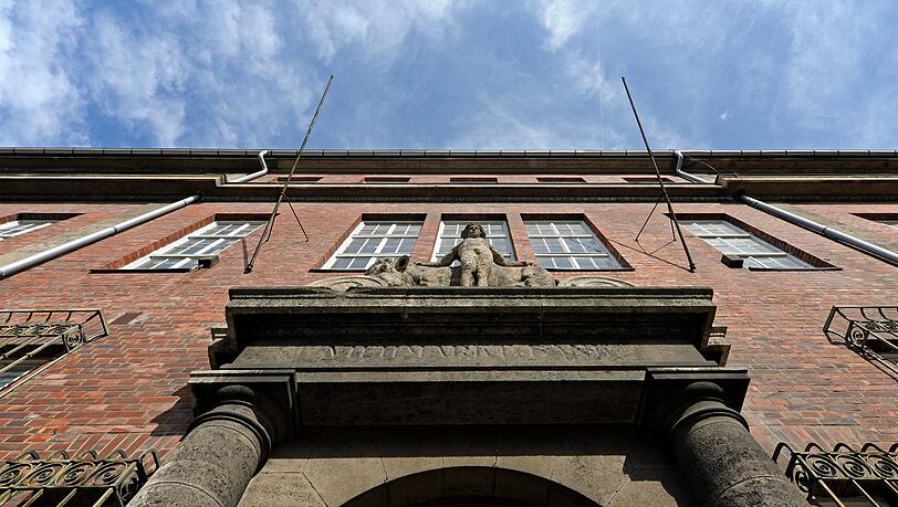 Zenettistraße 17: Die ehemalige Bank für Viehhändler und Metzger ist denkmalgeschützt und einsturzgefährdet. Hier soll ein Forum für Humor und Komische Kunst entstehen. Zenettistraße 17: Die ehemalige Bank für Viehhändler und Metzger ist denkmalgeschützt und einsturzgefährdet. Hier soll ein Forum für Humor und Komische Kunst entstehen.