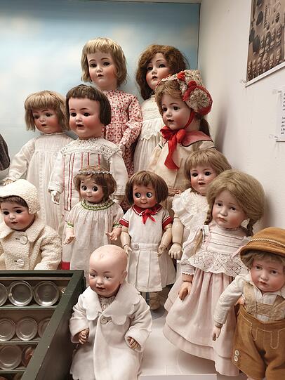 Die zwei Puppen vorne rechts heißen Hans und Gretchen und stammen aus dem Jahr 1909.