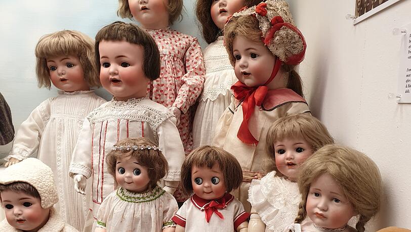 Die zwei Puppen vorne rechts heißen Hans und Gretchen und stammen aus dem Jahr 1909.