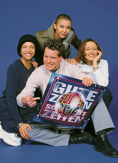 Seit 1992 läuft jeden Abend im RTL-Vorabendprogramm &bdquo;Gute Zeiten, Schlechte Zeiten&ldquo; (GZSZ) &ndash; die Oma der deutschen TV-Soaps. Welcher damalige Ministerpräsident gab 1998 ein GZSZ&ndash;Gastspiel?
a) Edmund Stoiber 
b) Gerhard Schröder 
c) Johannes Rau