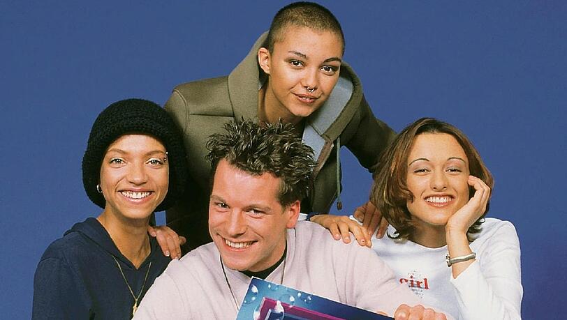 Seit 1992 läuft jeden Abend im RTL-Vorabendprogramm „Gute Zeiten, Schlechte Zeiten“ (GZSZ) – die Oma der deutschen TV-Soaps. Welcher damalige Ministerpräsident gab 1998 ein GZSZ–Gastspiel?
a) Edmund Stoiber
b) Gerhard Schröder
c) Johannes Rau Seit 1992 läuft jeden Abend im RTL-Vorabendprogramm „Gute Zeiten, Schlechte Zeiten“ (GZSZ) – die Oma der deutschen TV-Soaps. Welcher damalige Ministerpräsident gab 1998 ein GZSZ–Gastspiel?
a) Edmund Stoiber
b) Gerhard Schröder
c) Johannes Rau