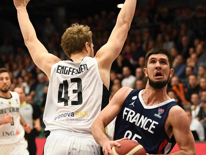 Christian Sengfelder (l) verteidigt gegen den Franzosen Axel Bouteille.