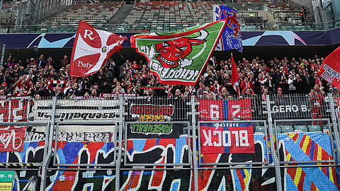 Mit ihren umgedrehten Bannern kritisieren Fans von RB Leipzig im Fan-Block die Kontrollen in Warschau.