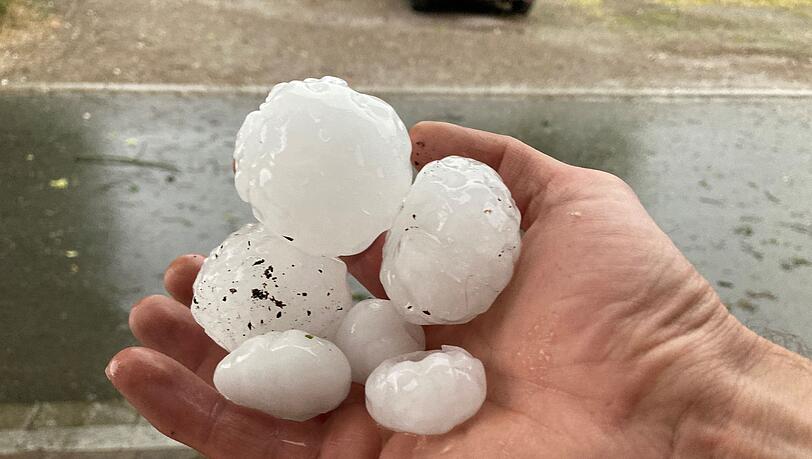 Je größer die Hagelkörner, desto größer die Gefahr. Hier Eisbälle, die im Juni 2023 in der oberbayerischen Ortschaft Valley niedergingen. (Archivbild) Je größer die Hagelkörner, desto größer die Gefahr. Hier Eisbälle, die im Juni 2023 in der oberbayerischen Ortschaft Valley niedergingen. (Archivbild)