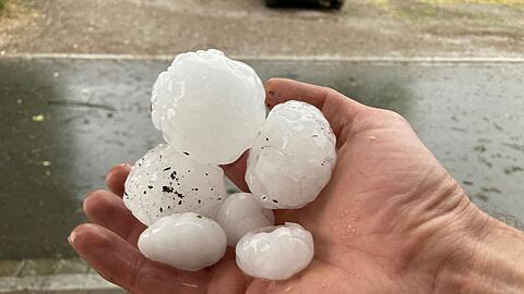 Je gr&ouml;&szlig;er die Hagelk&ouml;rner, desto gr&ouml;&szlig;er die Gefahr. Hier Eisb&auml;lle, die im Juni 2023 in der oberbayerischen Ortschaft Valley niedergingen. (Archivbild)