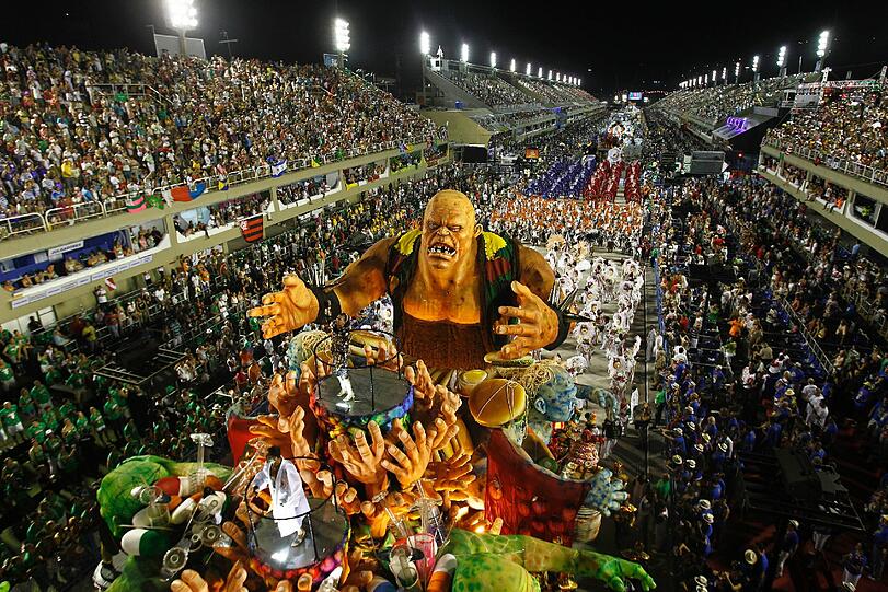 In der Stadt am Zuckerhut ist der "Carnaval 2012" auf seinem Höhepunkt: Zehntausende Tänzer, Tänzerinnen und Trommler zogen in der Nacht zum Dienstag erneut mit riesigen Motivwagen durch Rios Sambódromo an begeisterten Zuschauern vorbei - sehen Sie hier die Bilder...