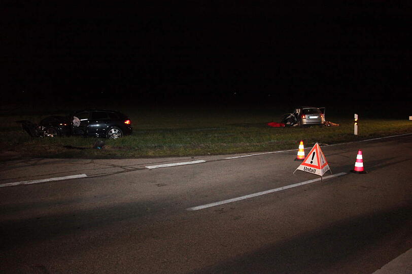 Horror-Unfall im Landkreis Erding: Ein Ehepaar stirbt nach einem Zusammenstoß mit einem 26-jährigen Autofahrer. Der Mann wird leicht verletzt. Die Ursache des Unfalls, der sich am späten Mittwochnachmittag ereignete, ist noch unklar. Hier sehen Sie die Bilder vom Unfallort.