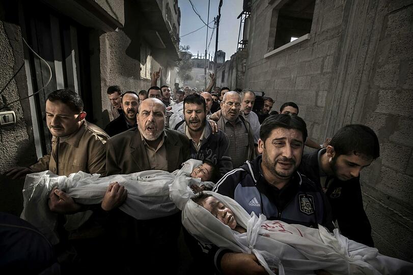 Das Pressefoto des Jahres 2012: Ein Bild von toten Kindern nach einem israelischen Raketenangriff. Die Aufnahme von Paul Hansen zeigt einen Trauerzug in Gaza City im vergangenen November. 
Im Bildvordergrund halten Männer die zwei Jahre alte Suhaib Hijazi und ihren drei Jahre alten Bruder Muhammad in den Armen. Beide Kinder sind tot. Im Hintergrund wird der ebenfalls getötete Vater der Kleinen auf einer Bahre getragen. Das Haus der Familie war beim Raketenangriff zerstört worden, die überlebende Mutter war zum Zeitpunkt des Fotos auf der Intensivstation. Die Trauernden waren auf dem Weg zu einer Moschee.