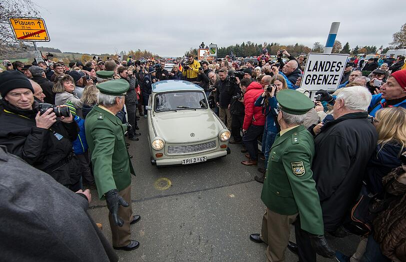 Wie vor 25 Jahren rollte am Sonntag eine Trabi-Karawane über die Landesgrenze. Die Bilder von der großen Feier.