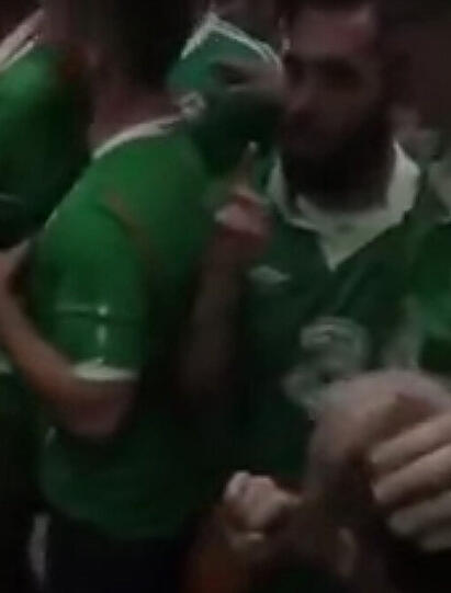 IRLANDS FANS SINGEN FÜR EIN BABY In der U-Bahn brüllen und hüpfen Fußballfans normalerweise, dass der ganze Zug wackelt. Anders die Iren, die in Bordeaux einstiegen - und plötzlich neben einem Baby standen. "Schschschttt!" Sie säuselten es in den Schlaf, sie sangen Kinderlieder, sie deckten es mit einer Fahne zu. Wer laut wurde, bekam es heftig mit den Babysittern zu tun.