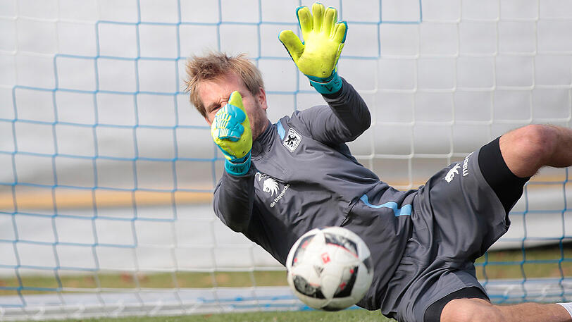 Stefan Aigner zog sich die Torwarthandschuhe an und zeigte einige Paraden.
