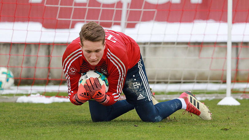 Die starken Leistungen von Ron-Thorben Hoffmann in der Youth League haben zahlreiche Topklubs auf den Plan gerufen: Scouts von Juventus Turin, AS Rom, Sporting Lissabon und Feyenoord Rotterdam sollen U18-Nationalkeeper in Diensten des FC Bayern mehrfach unter die Lupe genommen haben.
