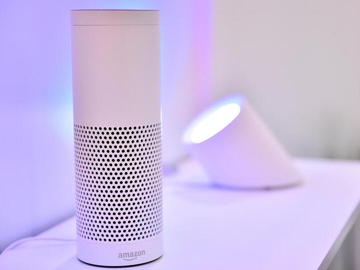 Der smarte Lautsprecher Amazon Echo. Berliner Sicherheitsforschern gelang es, Apps zu verbreiten, mit denen sich Nutzer unbemerkt abhören ließen.