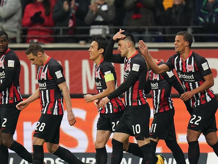 Die Eintracht-Profis feiern den Kantersieg gegen den FC Augsburg.