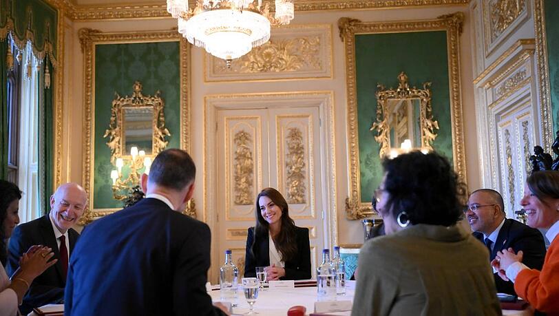 Prinzessin Kate im Green Drawing Room mit ihren Beratern.