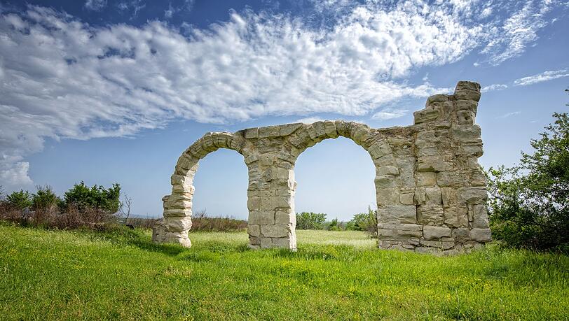 Die archäologische Stätte Burnum befindet sich in der Nähe des Dorfes Puljane- hier zu sehen sind die Überreste des eines römischen Militärlagers, das auf den Ruinen der illyrischen Stadt errichtet wurde. Die archäologische Stätte Burnum befindet sich in der Nähe des Dorfes Puljane- hier zu sehen sind die Überreste des eines römischen Militärlagers, das auf den Ruinen der illyrischen Stadt errichtet wurde.
