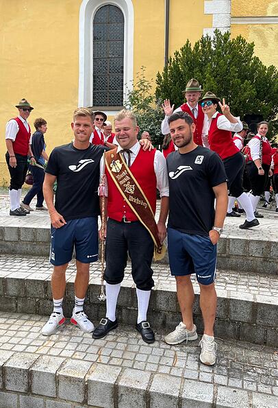 Die Star-Neuzugänge Florian Niederlechner und Kevin Volland mit einem Musikanten der Stadtkapelle. Die Star-Neuzugänge Florian Niederlechner und Kevin Volland mit einem Musikanten der Stadtkapelle.