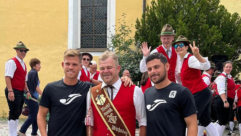 Die Star-Neuzugänge Florian Niederlechner und Kevin Volland mit einem Musikanten der Stadtkapelle. Die Star-Neuzugänge Florian Niederlechner und Kevin Volland mit einem Musikanten der Stadtkapelle.