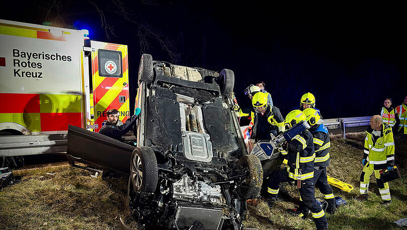 Eines der beiden beteiligten Fahrzeuge &uuml;berschlug sich und landete auf dem Dach.