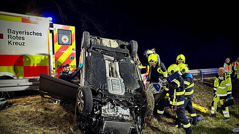 Eines der beiden beteiligten Fahrzeuge &uuml;berschlug sich und landete auf dem Dach.