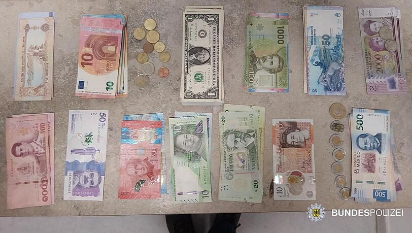 Einen Rucksack mit umgerechnet 5.260 Euro in dreizehn verschiedenen W&auml;hrungen hat ein Tourist aus Paraguay in einer M&uuml;nchner S-Bahn vergessen.