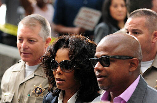 ...sich sicher, dass Conrad Murray Michaels Tod zu verantworten hat: Janet und Randy Jackson kommen zum Prozess um den mutmaßlichen Mord an ihrem Bruder. Auch...