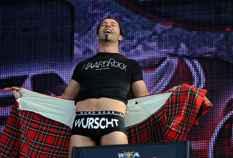 Auf der Bühne gibt Comedian Bülent Ceylan (bekennender Metaller) alles.